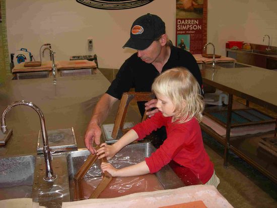 Beim Papierschöpfen