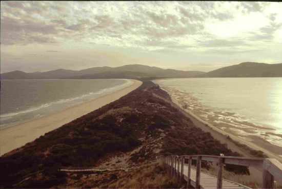 Blick von oben über die Engstelle zwischen Nord- und Süd-Bruny