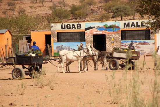 Die Ugab Shopping Mall mit Parkplatz