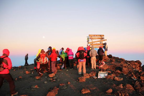 Die Fotoschlange am Gipfelschild