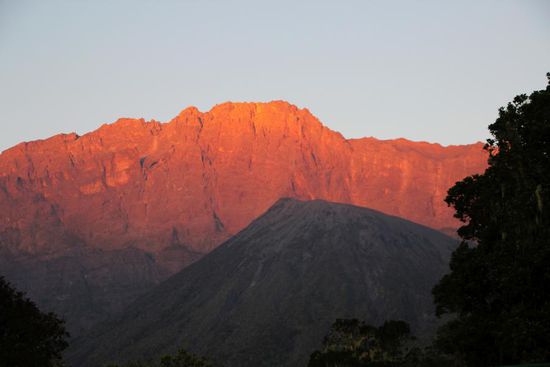 Mt Meru in Rot