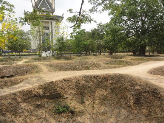 Die Massengraeber. Ein Ort mit schrecklicher Vergangenheit, der heute aber mit viel Respekt gepflegt wird.