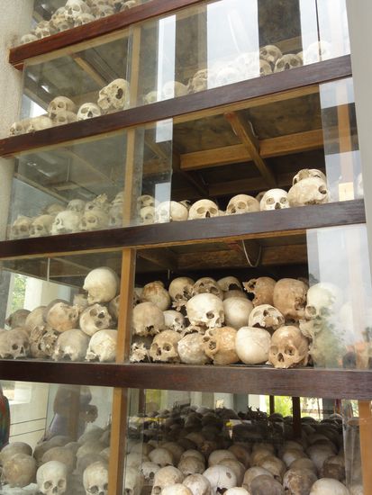 Schaedel von Opfern. Diese kommen durch den Regen langsam wieder an die Oberflaeche und werden in dem Mahnmal gesammelt.