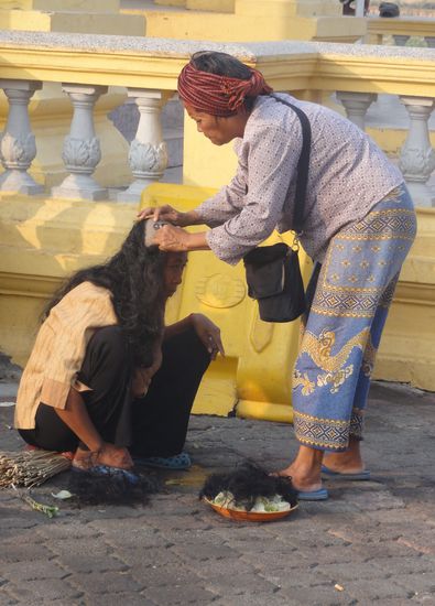 Die Frau laesst Haare... Beindruckend. Wer weiss mehr zu diesem Ritual?