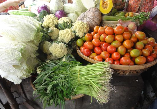 Auf dem Markt. Das gruene laengliche Gemuese heiss Morning Glory und ist unser Favorit!