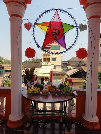 Happy New Year Cambodia! Vor jedem Haus werden diese Sterne aufgehaengt.