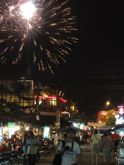 Feuerwerk hinter der Pub-Street