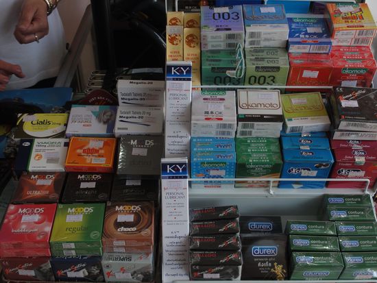 An der Supermarktkasse gibts alles was MANN so braucht. Augenmerk auf die linke obere ecke 