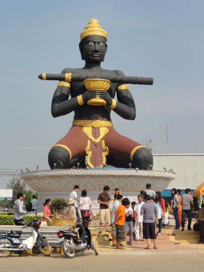 Der Mann welcher der Stadt ihren Namen verlieh. Battambang heisst "Stock verloren". Diese heute wichtige Statue um zu beten, zeigt den Entecker welcher unterwegs seinen Stock verloren hatte