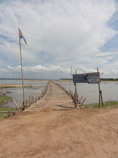 Los gehts über die Bambusmatten. Mit den etwas zu kleinen Velos die wir haben geht das ganz schön in die Beine