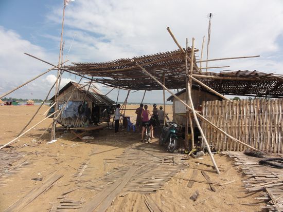 Checkpoint am Ende der Bruecke. 1$ kostet die Ueberfahrt