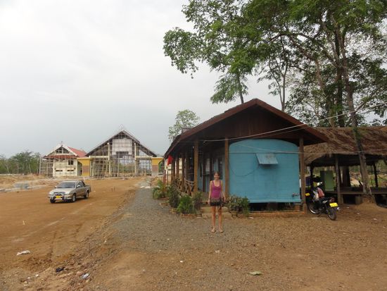 Wieder so ein improvisierter Grenzposten... Im Hintergrund wird aber an einem neuen Gebaut