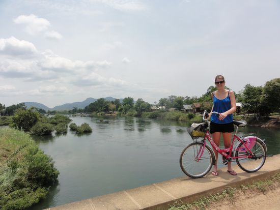 Mit dem Meitschivelo auf der Bruecke zwischen Don Det und Don Khon