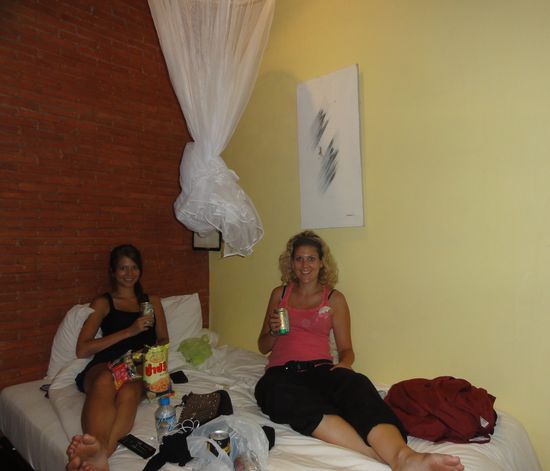 Mit Beerlao und diversen Chipsvariationen (wie waers mit Penne-Chips?) ausgeruestet zum Wedding-Watching  Ach war das schoooeeennn....