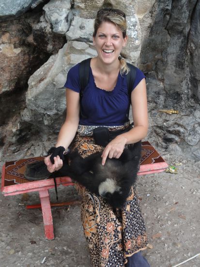 Der Affe war so suess und legte sich fuer ein Schmusestuendchen auf Annina's Schoss. Da die Grotte auch als Gebetsstaette genutzt wird, mussten wir traditionelle Sarongs tragen.