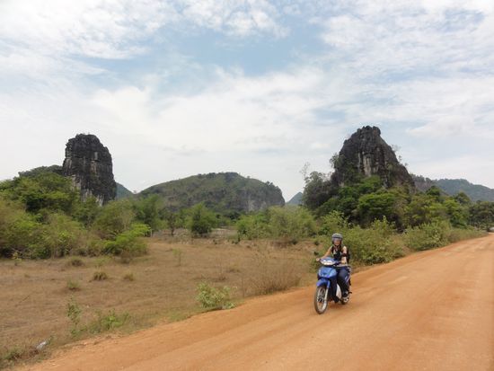 Losgehts... Die Landschaft in Zentrallaos ist durch die vielen Felsen, Berge und Huegel sehr beeindruckend.