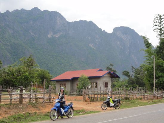Wow, die Berge in Laos haben wir uns nicht so hoch vorgestellt. Es war eine einmalig schoene Stimmung da durchzufahren.