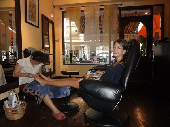 Was Frauen auf Reisen so tun... z.B. zum xten Mal eine Pedicure Man kann sichs hier ja auch leisten!