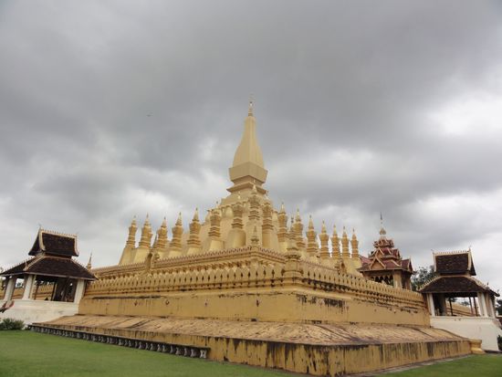Pha That Luang - eines der wichtigsten Monumente von Laos. Leider glaenzt er nicht mehr ganz so fest wie er sollte... Trotzdem aber WOW!