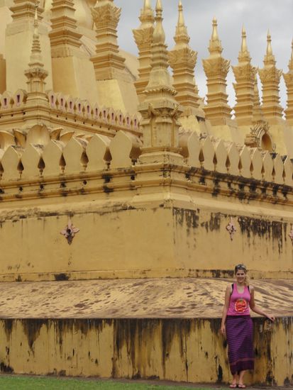 Das dies ein religioeses Gebauede ist, verhuellen wir unsere Beine in einer tradiontellen Schuerze oder Sarong (wissen nicht genau wo der Unterschied liegt). Immerhin werden diese hier gratis zur Verfuegung gestellt!
