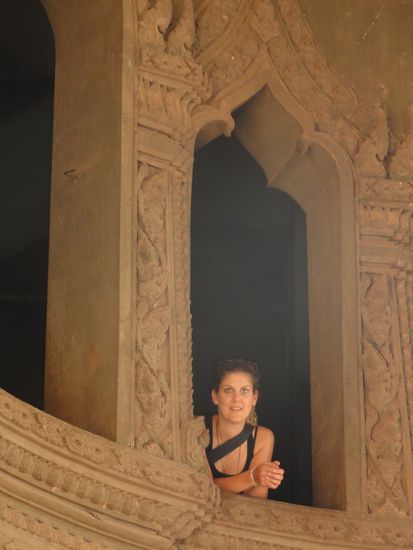 Einer der schoenen Teile des Patuxai. Aus der Naehe wird naemlich auch sein Uebername "Betonmonster" deutlich.