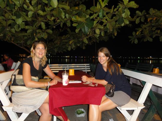 Am Abend am Mekongufer. Die Lichter gegenueber sind schon Thailand.