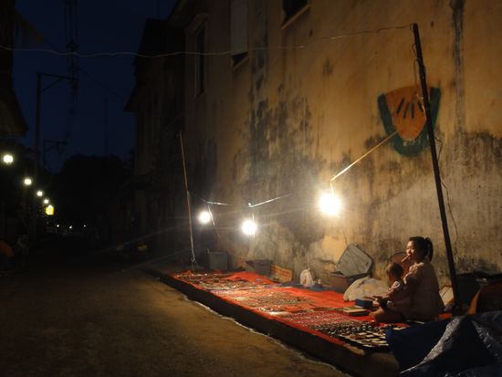 Wiedermal ein Nachtmarkt. Aber in Laos wars noch klein und fein im Vergleich zu Thailand.