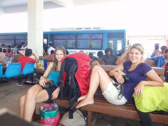 Nochmals zwei Stunden Warten am Busbahnhof in Vientiane... Wir nehmens mit einem Laecheln (Annina zeitweise nicht ganz doch fuers Foto hats gereicht)