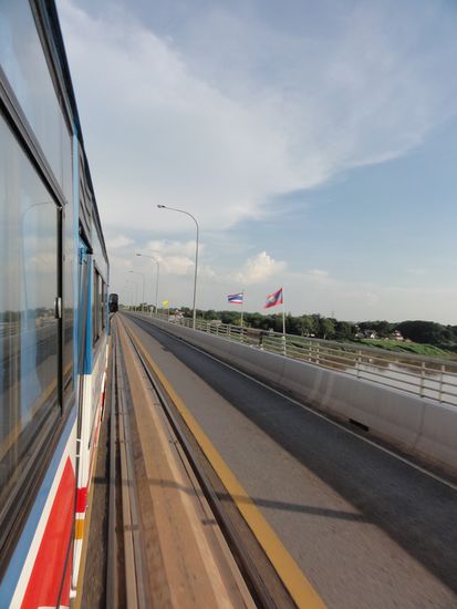Ueber dir Freundschaftsbruecke nach Thailand... Die Strasse ist schon hier auf dem hohen Thai-Standart