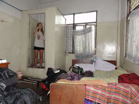 Um zu sehen wie wir manchmal hausen. Unser "Loch" in Udon Thani - Kakerlaken inklusive! Waehhhhh....