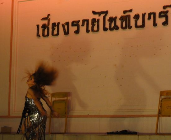 Auch Ladyboy-Performances bietet der Nachtmarkt