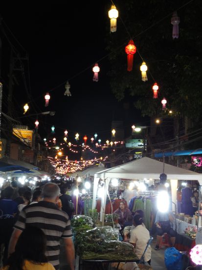 Am Samstag fand ein riesieg langer Strassennachtmarkt fuer die Einheimischen statt! So ein Glueck, dass wir diesen fanden 