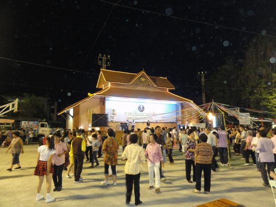 Kollektives Tanzen auf dem Nachtmarkt... Lustig die Thais!
