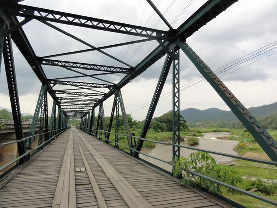Die Memorialbridge bei Pai. Hier noch Annina's geschichtlicher Exkurs: Die Bruecke wurde im zweiten Weltkrieg von den Japanern erbaut auf dem Weg zur Invasion in Burma. Die originale Bruecke wurde nach dem Krieg wieder abgebaut, eine neu erbaute von einer Flut weggespuelt und deshalb steht nun diese Memorial-Bridge hier. Ich habe geschlossen!