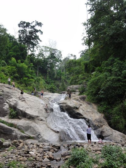 In einem wunderschoenen, von Dschungel umgebenen Tal gibt es diesen Wasserfall, wo man auf dem Fels gleich runterrutschen kann.