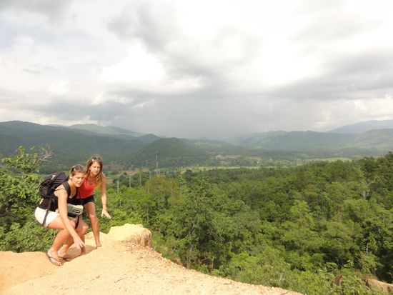 Ups, der Selbstausloeser war etwas zu schnell... Aber es geht ja um die Aussicht  Hier waren wir uebrigens am Pai Canyon.