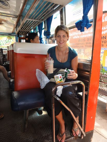 Improvisiertes Zmorge im Bus. Die Dame hinter Annina sah ihr Fruehstueck dann auch noch ein zweites Mal