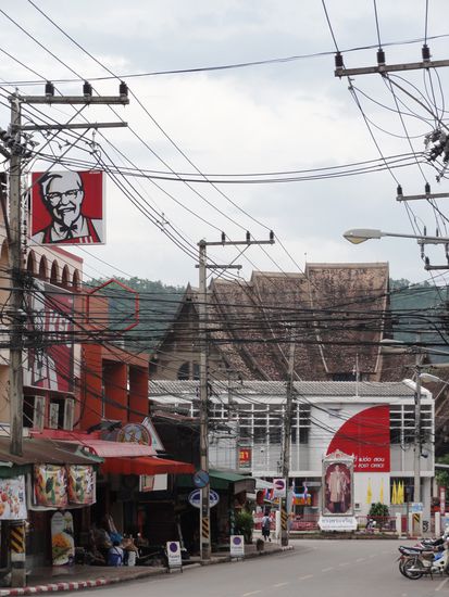 Mae Hong Son oder typisch Thailand: Kentucky Fried Chicken und ein grossen Bild des Koenigs an jeder Ecke (hier unten an der Strasse).