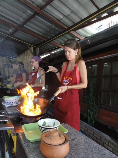 Flambieren des Chicken-Basil Gerichtes