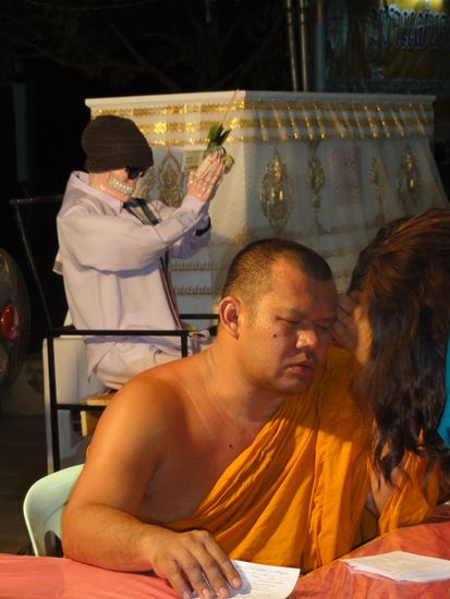 Der Opfergebende hinten interessierte uns besonders 