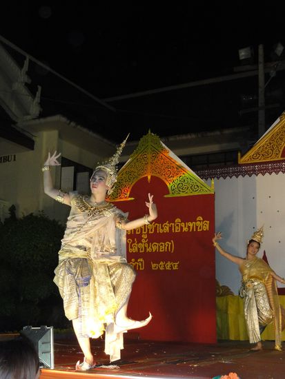 Auch ein offizieller Herr tanzte mit, nein es war kein Ladyboy