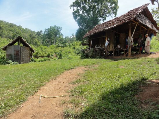 In der Hütte rechts leben die Mahouts unserer Elefanten. Die meisten gehören einem Karen-Stamm an.