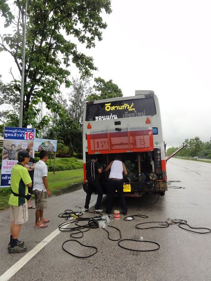Panne... Gut dass Chauffeur und Hilfsmann auch automechanische Fähigkeiten haben!