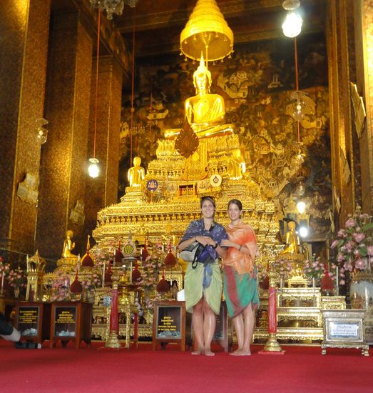 So verhuellt besuchen wir zwei die Tempel Asiens. Obwohl das Roecken ist hier noch etwas kurz geraten. Meistens gehts schon Bodenlang durch die Tempel.