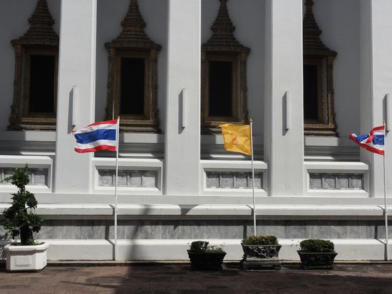 Diese sieht man ueberall. Links und rechts die Thaiflagge in der Mitte die Goldene des Koenigs
