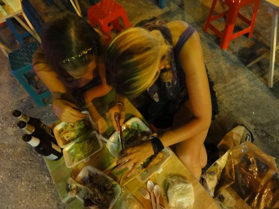 Essen auf der Strasse mmhh... Und Fische filetieren koennen wir mittlerweilen auch schon