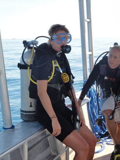 Eins, zwei, drei und rückwärts gehts ins Wasser.