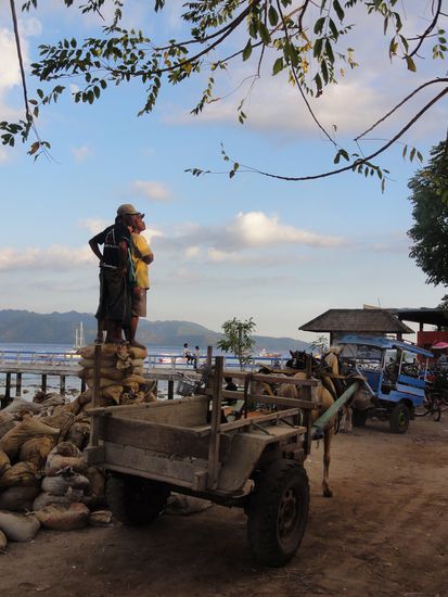 Zaungäste beim Stockkampf