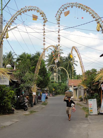 Schon Tage vor der Zermonie dekorierten die Balinesen ihre Häuser und Strassen