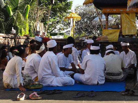 Vor der Ceremony sitzt man zusammen und singt